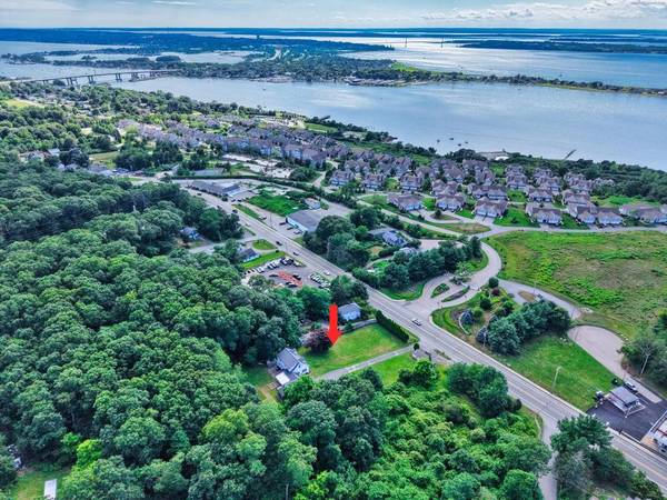 894 Main RD, Tiverton, RI 02878