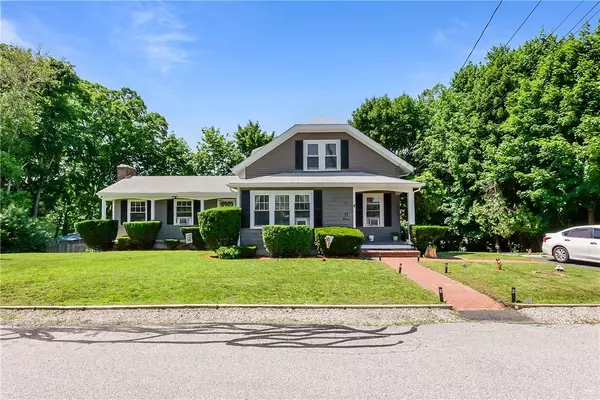 11 Crossland RD, West Warwick, RI 02893