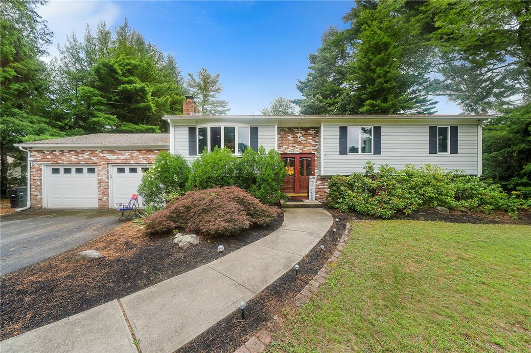 18 Magnolia LN, Coventry, RI 02816