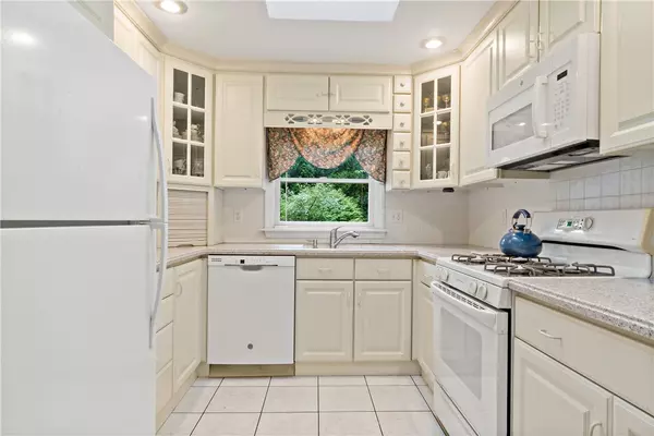 Barrington, RI 02806,2 Azalea CT