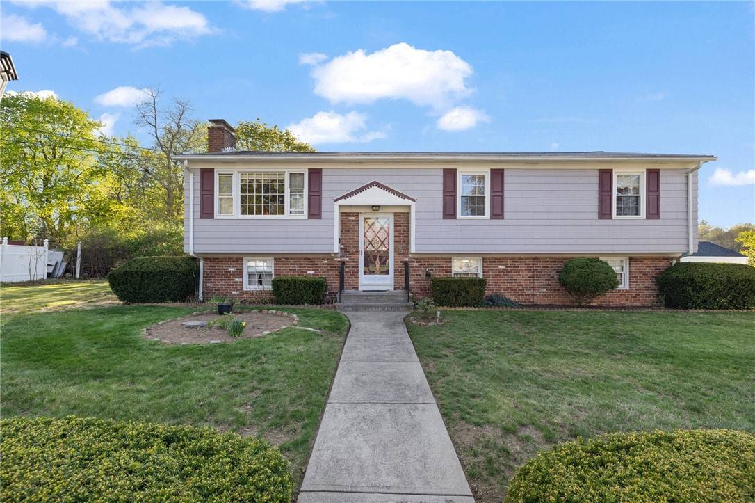 4 Country DR, Smithfield, RI 02828