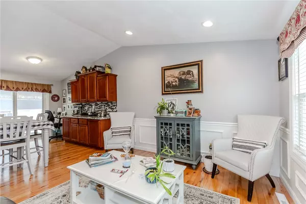 Johnston, RI 02919,10 Pembroke DR