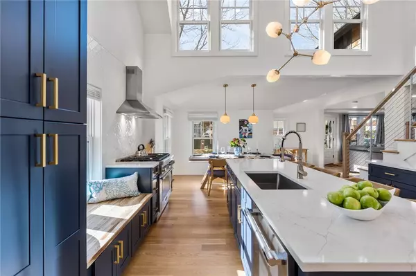 Narragansett, RI 02882,14 Robinson ST