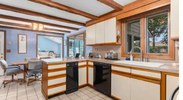 Cranston, RI 02920,66 Foxglove DR