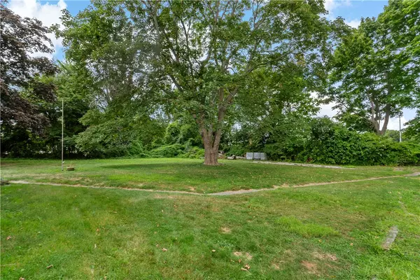 Warren, RI 02885,122 Market ST