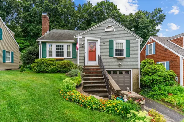 13 Welcome RD,  Smithfield,  RI 02917