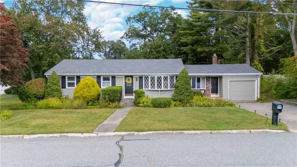 1 Mulberry LN, Lincoln, RI 02865