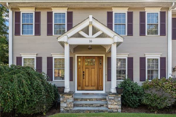 16 Taylor LN, Warwick, RI 02886