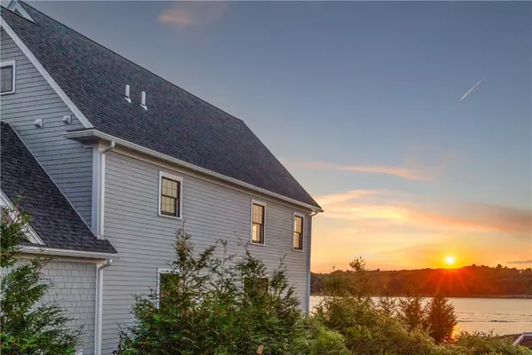 East Providence, RI 02916,102 East Point DR