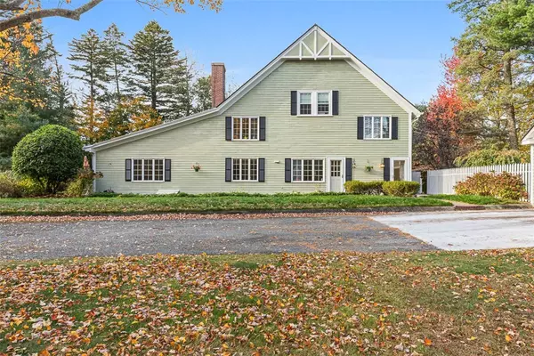 4 Chase LN, Lincoln, RI 02865