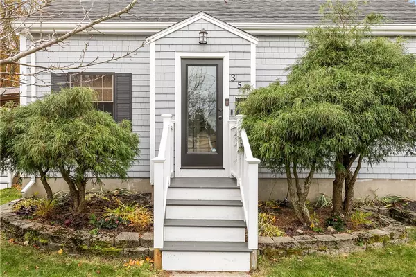 35 Hambly RD, Tiverton, RI 02878