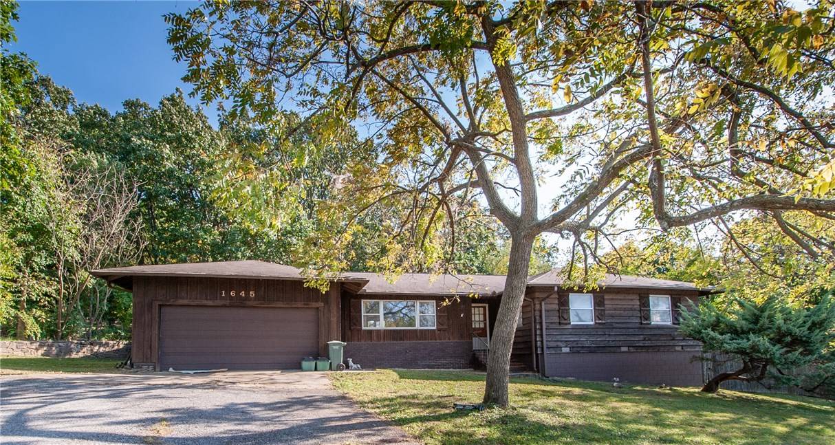 1645 Wedington Dr, Fayetteville, AR 72701