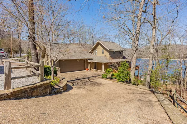 11824 White Oak Dr, Garfield, AR 72732