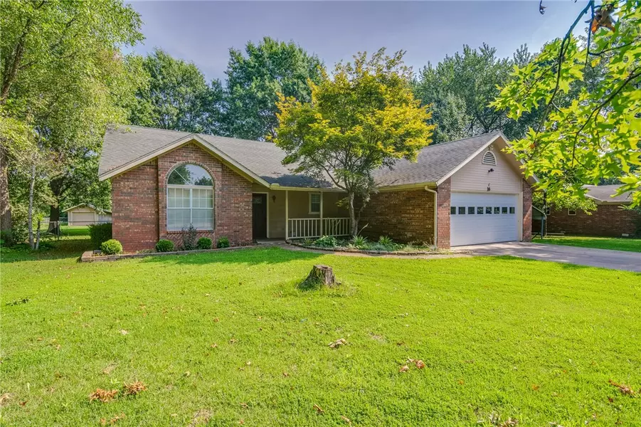 16 Meadowbrook Cir, Bentonville, AR 72712