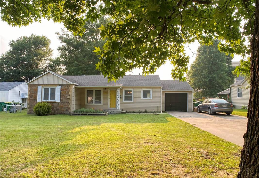 Springdale, AR 72764,618 Maple Dr