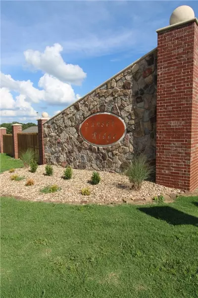 712 Vista St, Gentry, AR 72734