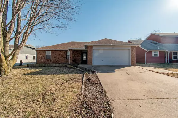 215 Winesap Ln, Bentonville, AR 72712