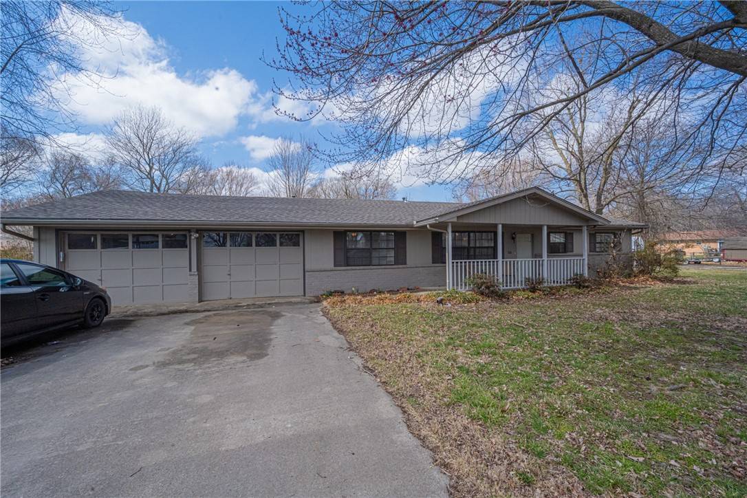 210 S Border St, Prairie Grove, AR 72753
