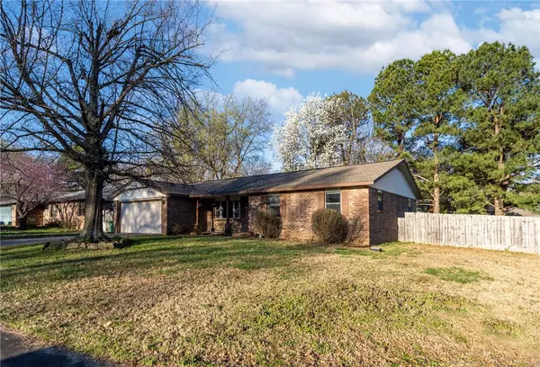 1610 Greenbriar St, Springdale, AR 72762