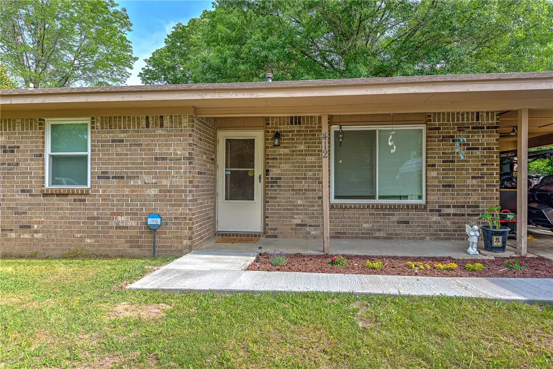 Prairie Grove, AR 72753,412 E Cleveland St