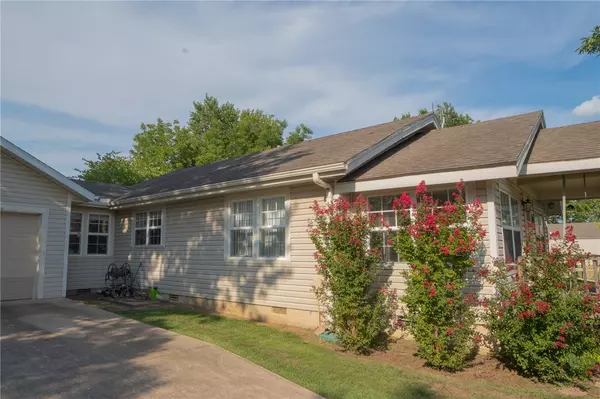 Prairie Grove, AR 72753,412 Center St