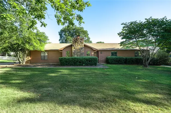 9215 Royal Ridge Dr, Fort Smith, AR 72903