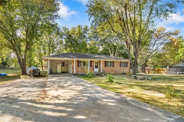 Prairie Grove, AR 72753,613 E Cleveland St