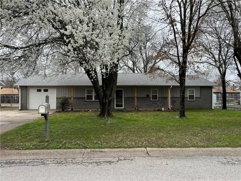 2011 W Tulsa St, Siloam Springs, AR 72761