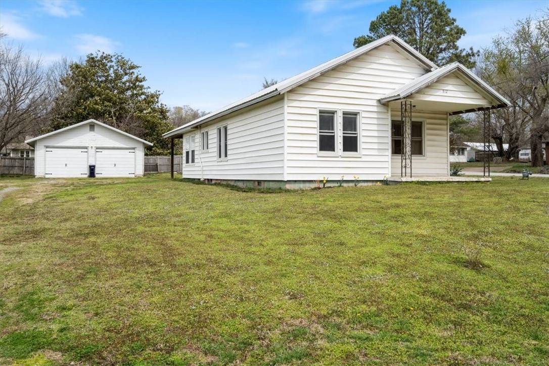 Prairie Grove, AR 72753,512 E Buchanan St