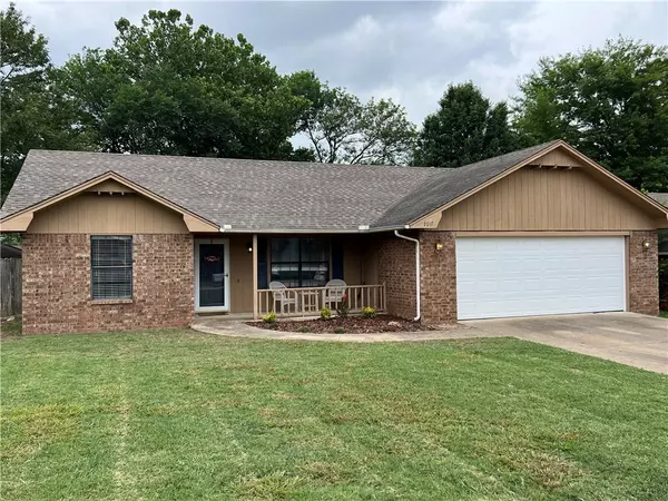 1017 Meadowlark Ln, Siloam Springs, AR 72761