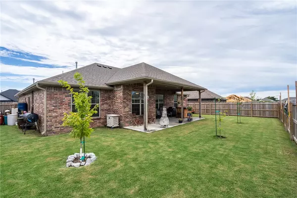 Gentry, AR 72734,209 Pin Oak St