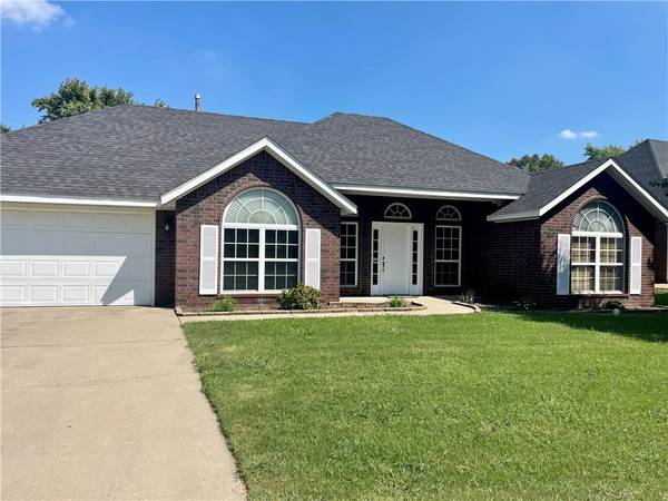 303 Maple Leaf Ave, Siloam Springs, AR 72761