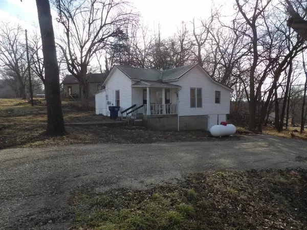 53 E Bradford St, Pyatt, AR 72672