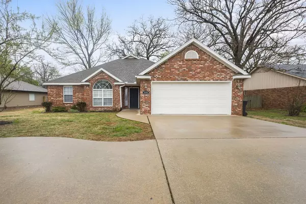 3905 W Olive St, Rogers, AR 72756