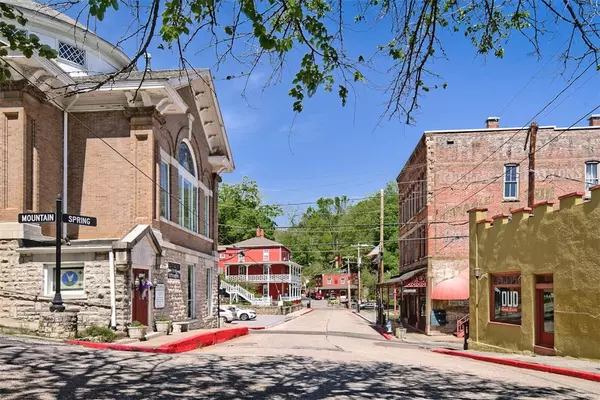 Eureka Springs, AR 72632,93 Spring St