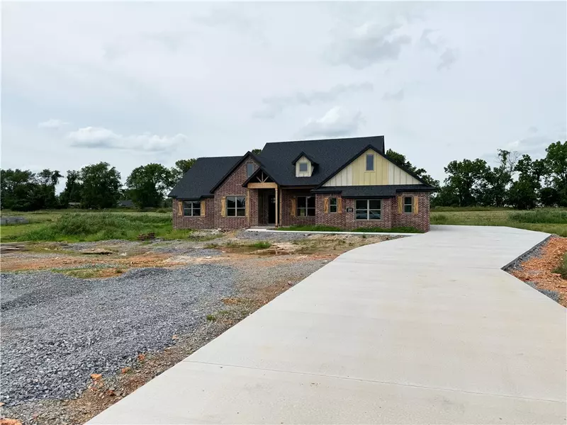 208 Jenna Ln, Gravette, AR 72736