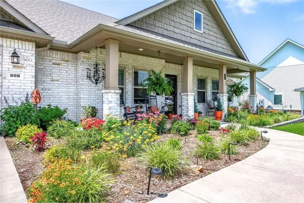 Prairie Grove, AR 72753,608 S Mock St