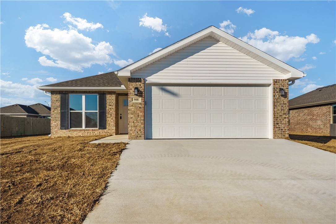 908 S Green Heron Ln, Siloam Springs, AR 72761