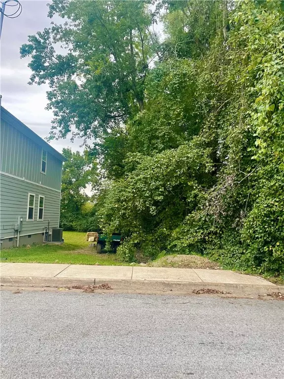 Fayetteville, AR 72701,W 7th St