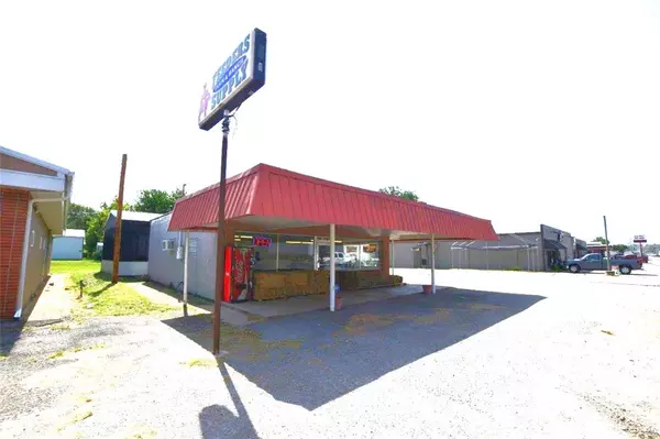 Stilwell, OK 74960,211 N 2nd St