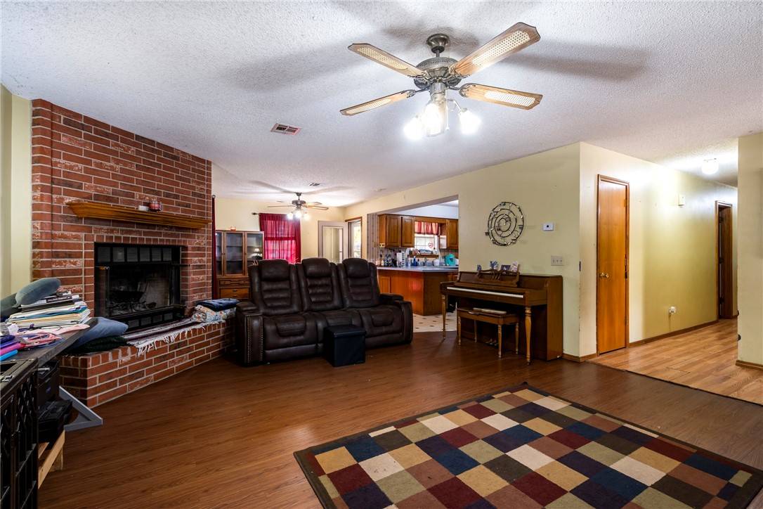 Siloam Springs, AR 72761,102 W Cordes Dr