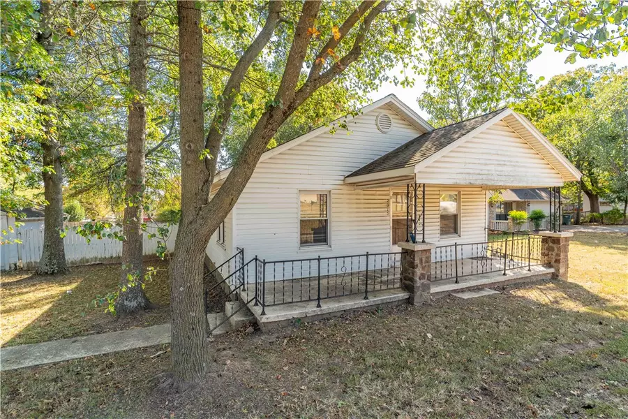 2015 E Huntsville Rd, Fayetteville, AR 72701