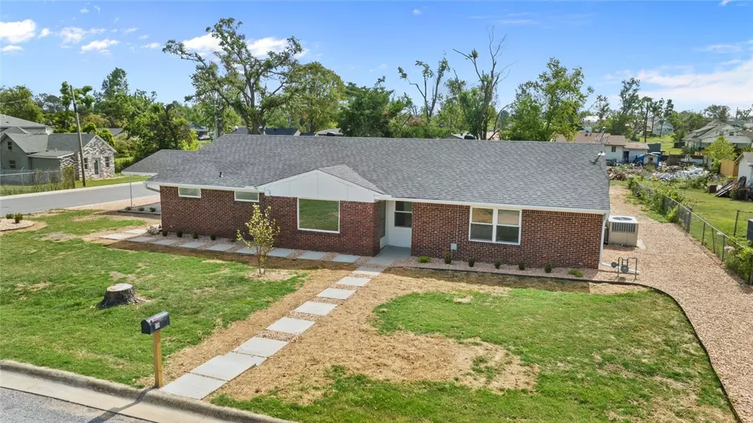 119 N 11th St, Rogers, AR 72756
