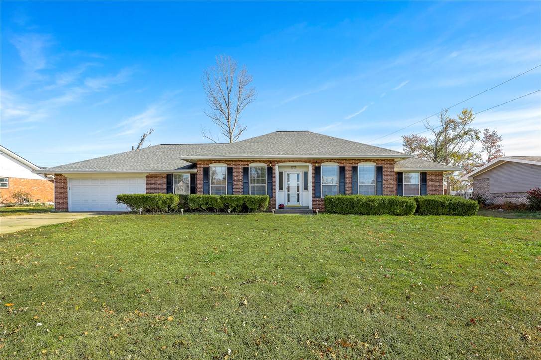 921 S 20th St, Rogers, AR 72758
