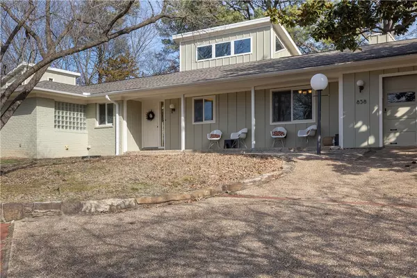 Fayetteville, AR 72701,858 N Woodlawn Dr