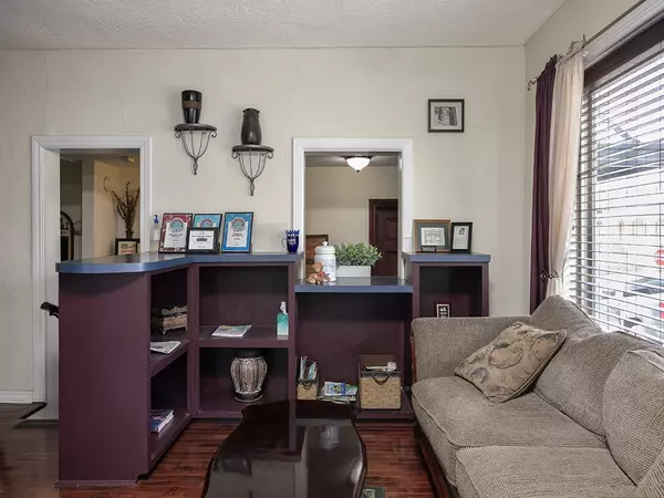 Siloam Springs, AR 72761,206 E University St