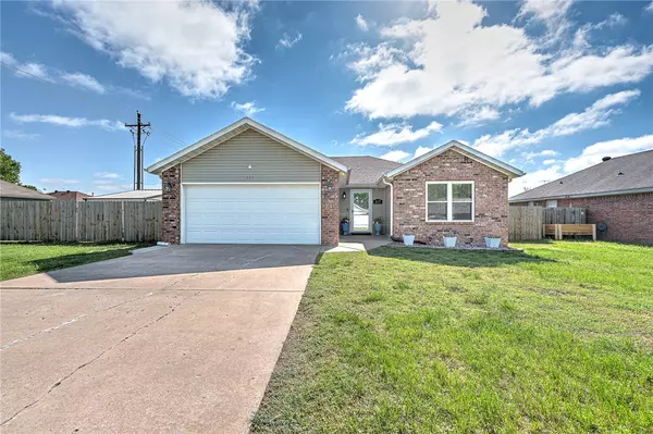 117 Bailey St, Lowell, AR 72745