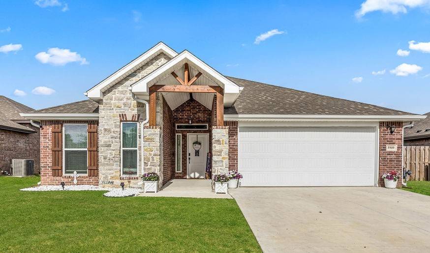 5909 NW Grant St, Bentonville, AR 72713
