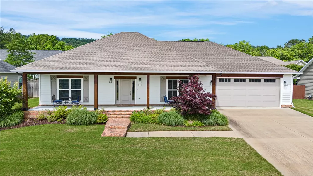 808 Lindsey Ln, Russellville, AR 72801