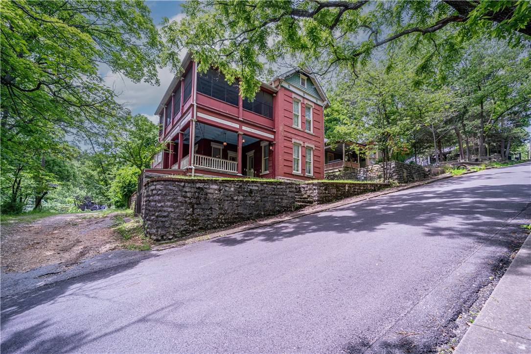 8 Elk St, Eureka Springs, AR 72632